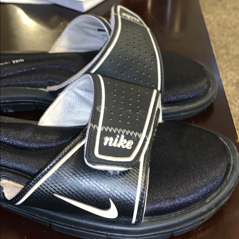 Nike Slippers - Picture 2 of 3